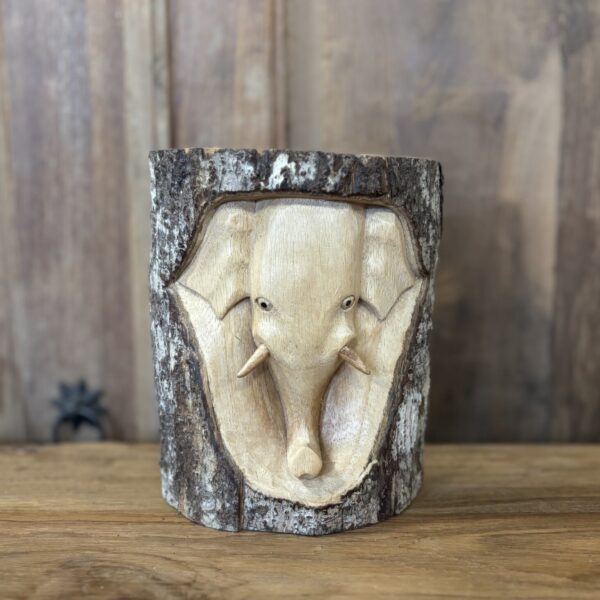 Houten olifantenkop in boomstam