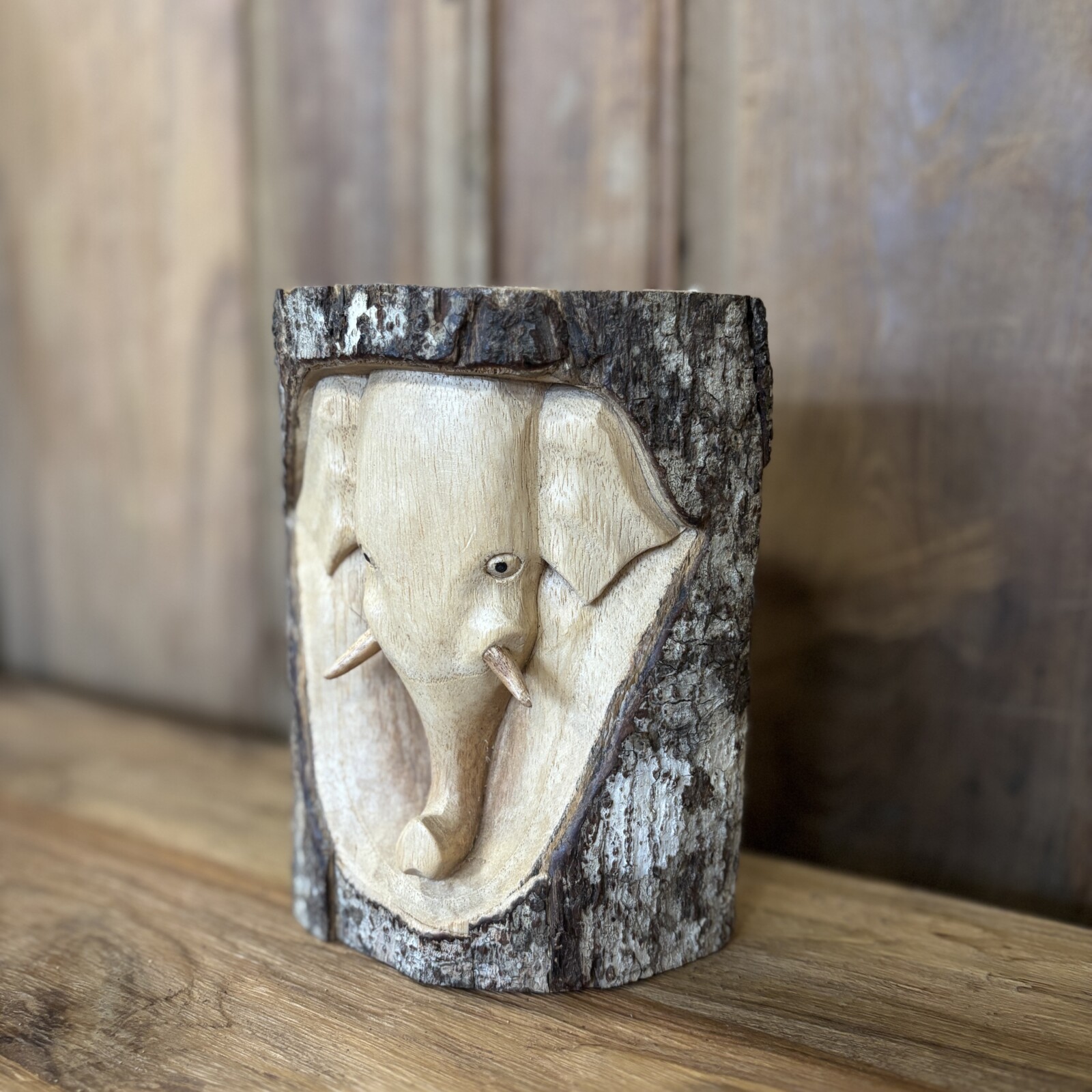 Houten olifantenkop in boomstam - Afbeelding 2