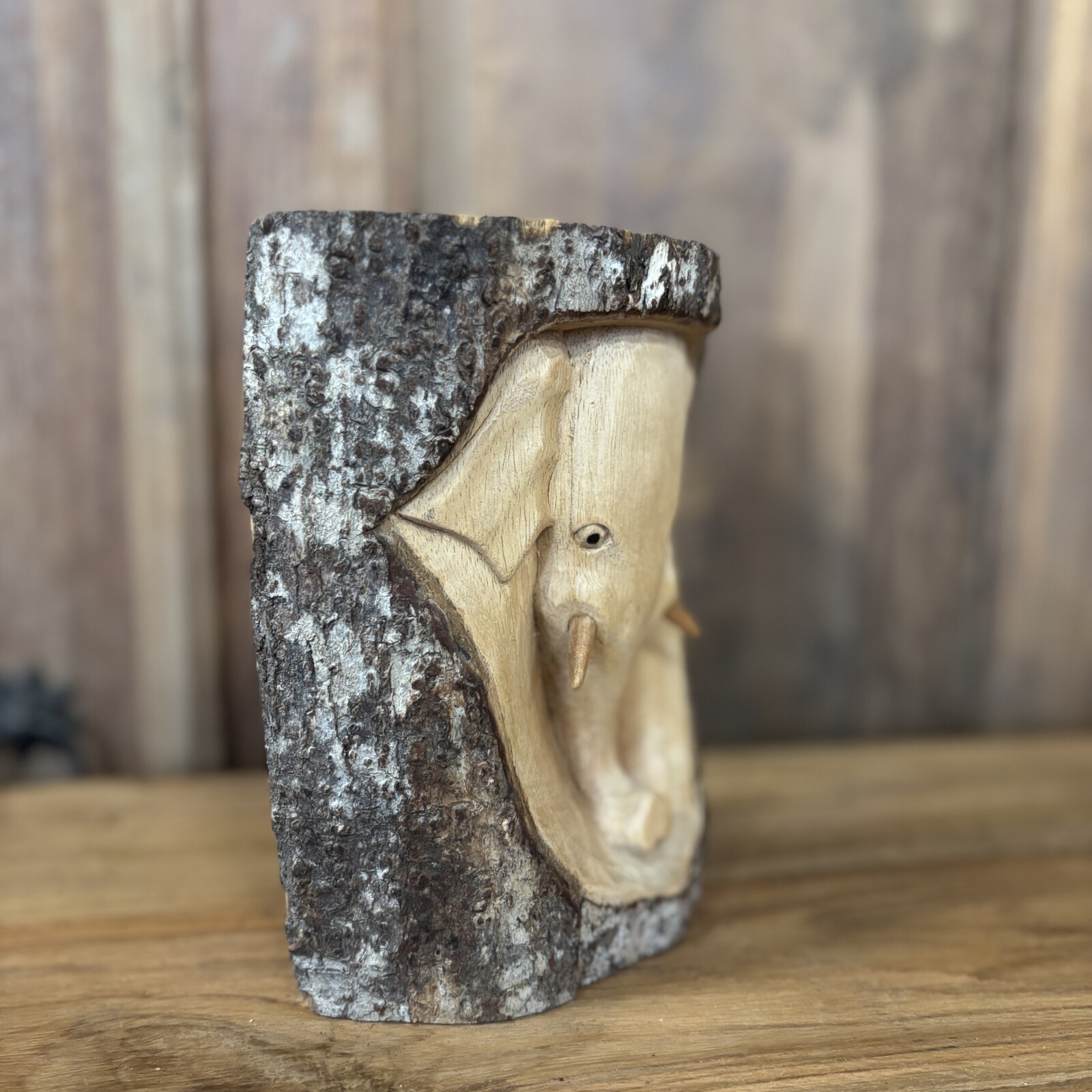 Houten olifantenkop in boomstam - Afbeelding 3