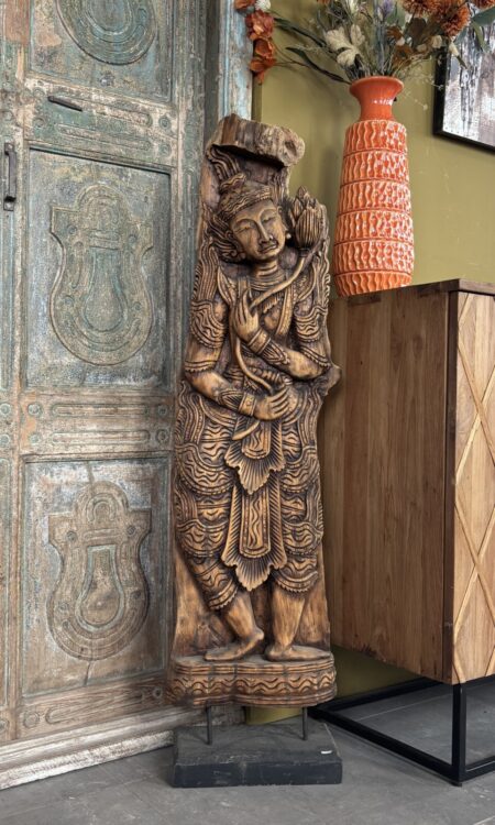 Oosters Houten Beeld – Gedetailleerd Houtsnijwerk op Standaard