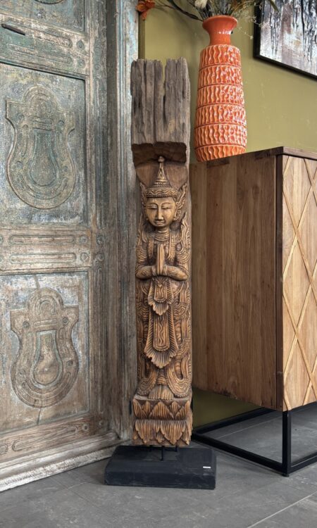 Staand Oosters Beeld van Hout – Biddend Houtsnijwerk op Voet