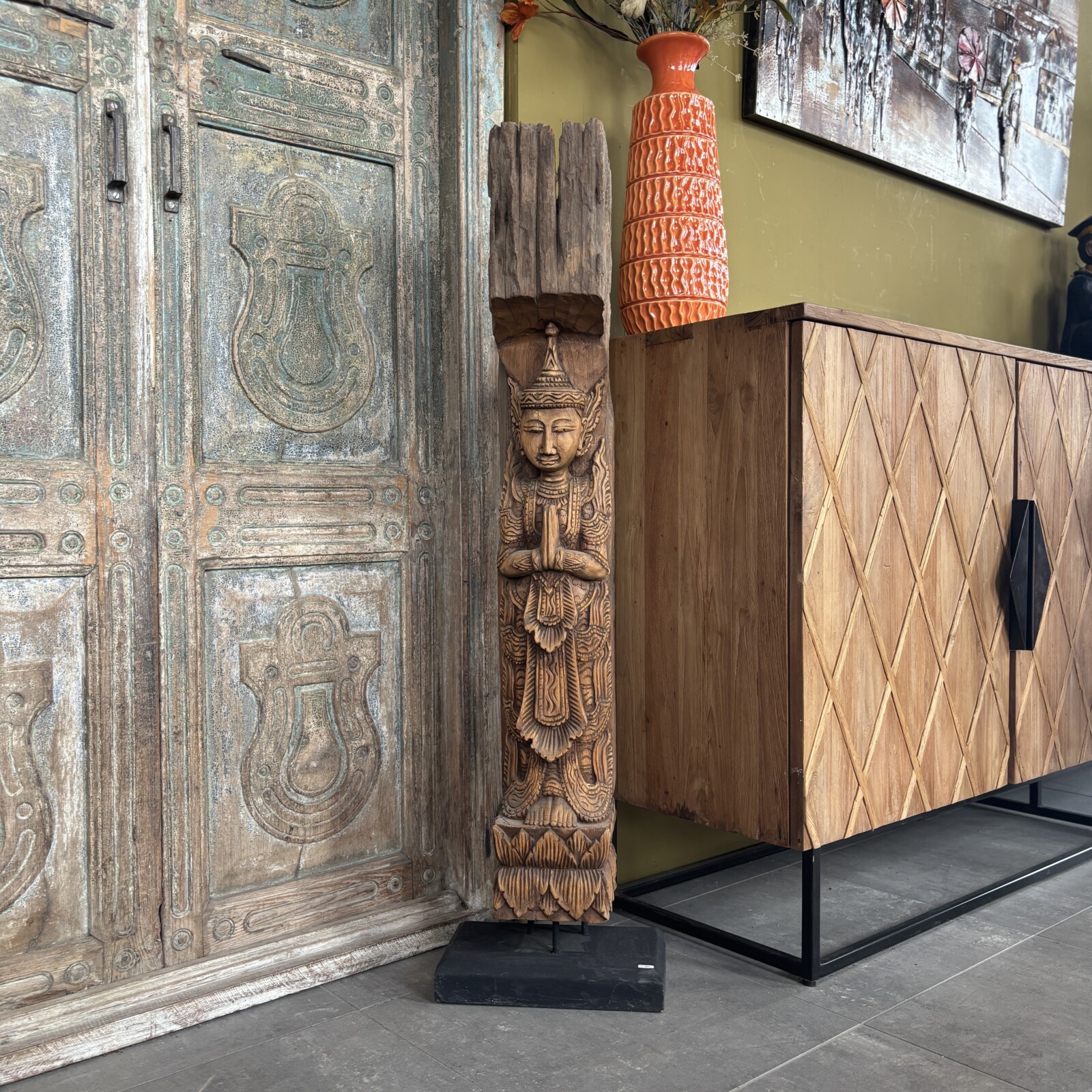 Staand Oosters Beeld van Hout – Biddend Houtsnijwerk op Voet