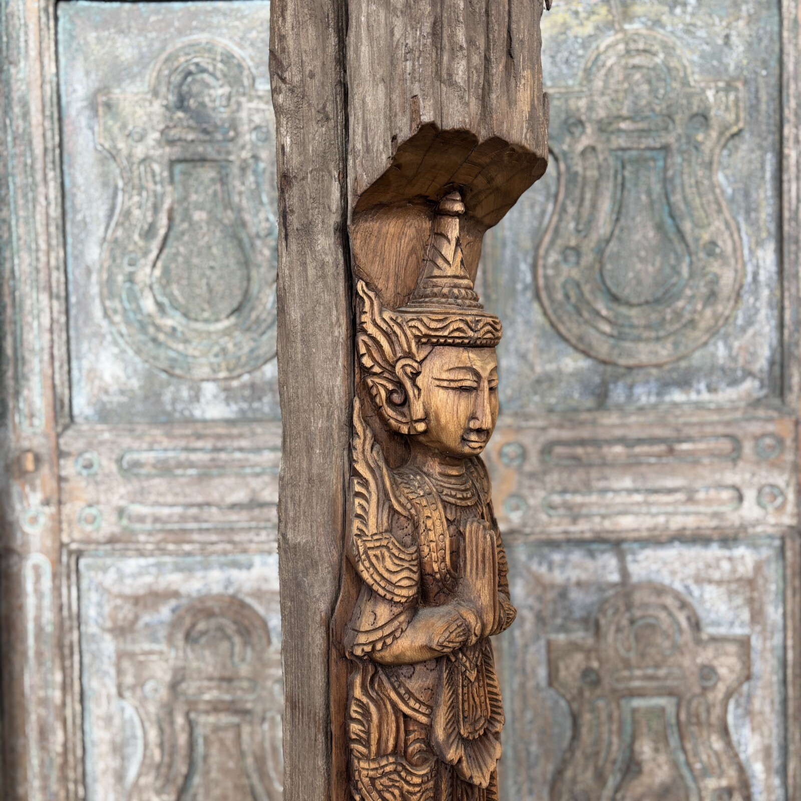 Staand Oosters Beeld van Hout – Biddend Houtsnijwerk op Voet - Afbeelding 2