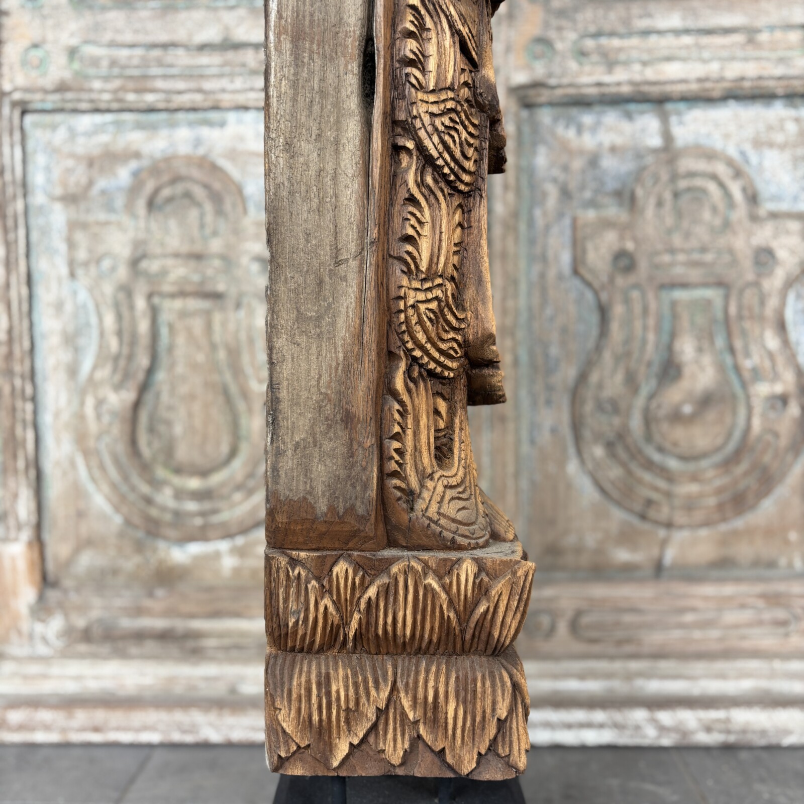 Staand Oosters Beeld van Hout – Biddend Houtsnijwerk op Voet - Afbeelding 3