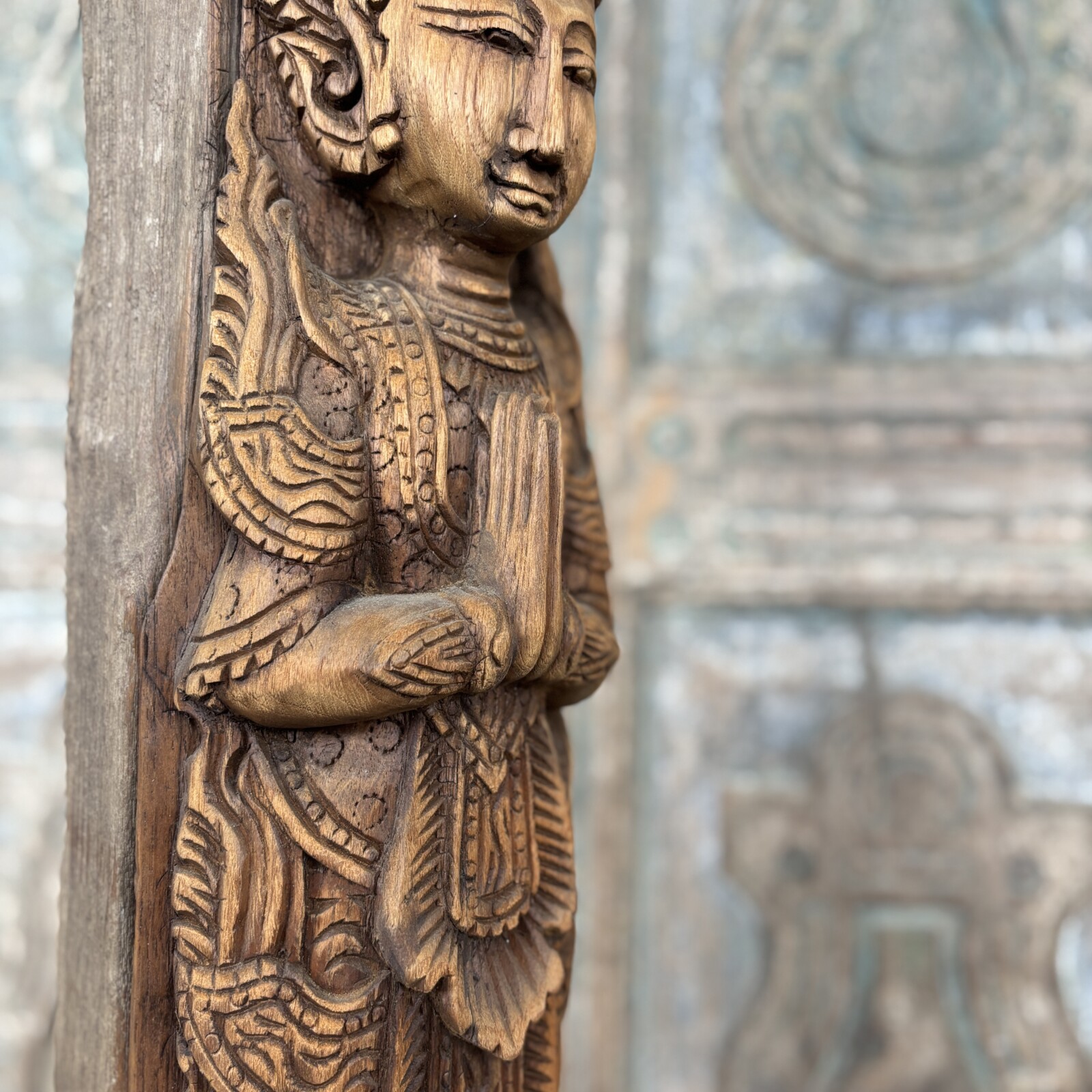 Staand Oosters Beeld van Hout – Biddend Houtsnijwerk op Voet - Afbeelding 4