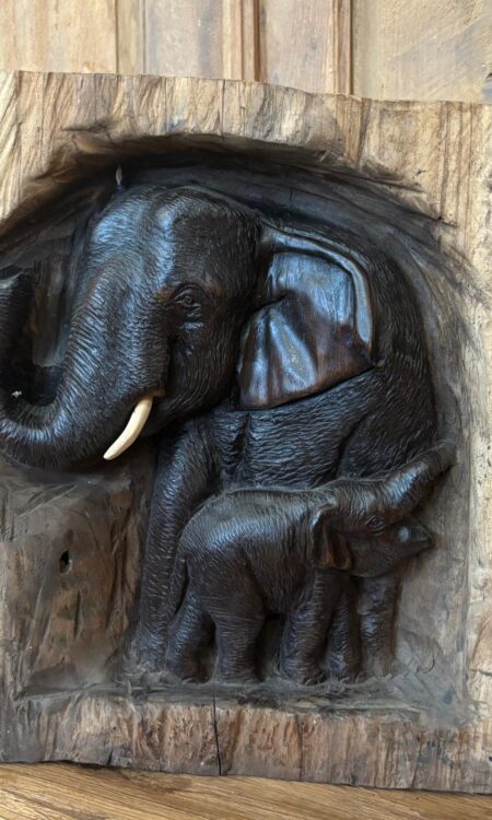 Olifanten Familie in Boomstam – Donker