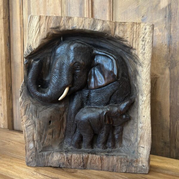 Olifanten Familie in Boomstam – Donker