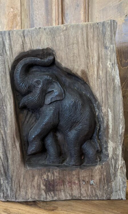 Olifanten in Boomstam – Donker Reliëf