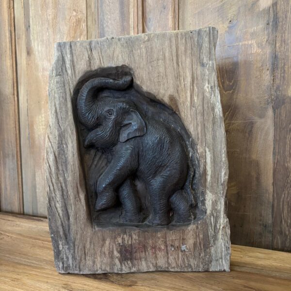 Olifanten in Boomstam – Donker Reliëf