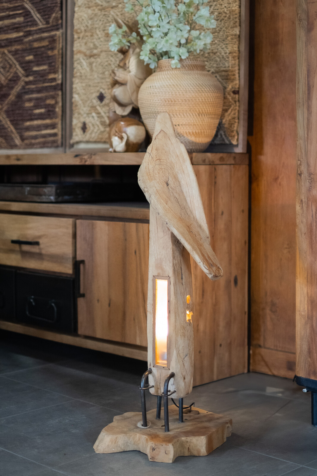 Organische Teakhouten Vloerlamp – Massief Boomstam Design
