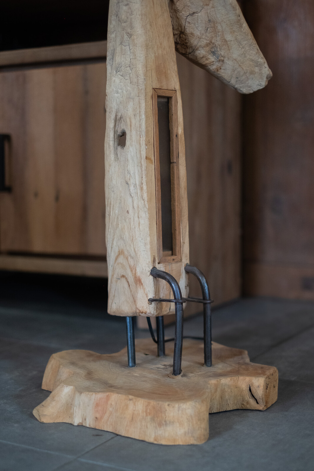 Organische Teakhouten Vloerlamp – Massief Boomstam Design - Afbeelding 3
