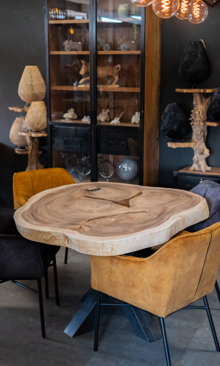 Ronde Suar Boomstam Eettafel – Compact & Uniek