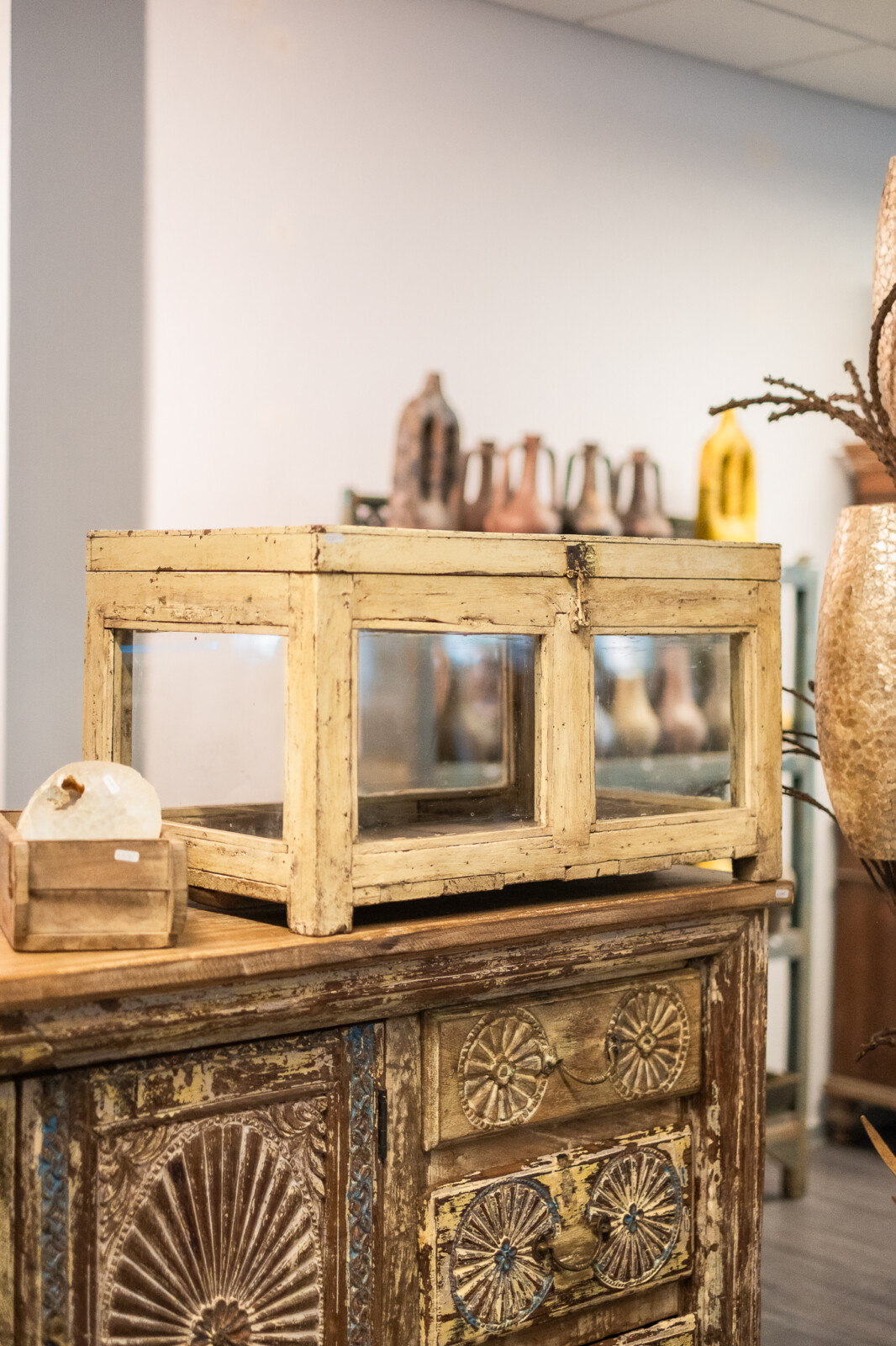 Indiase houten vitrinetafel met glazen zijkanten en lichtgele afwerking