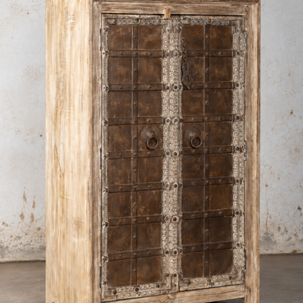 India opbergkast Mumbai met metalen deuren van gerecycled hout