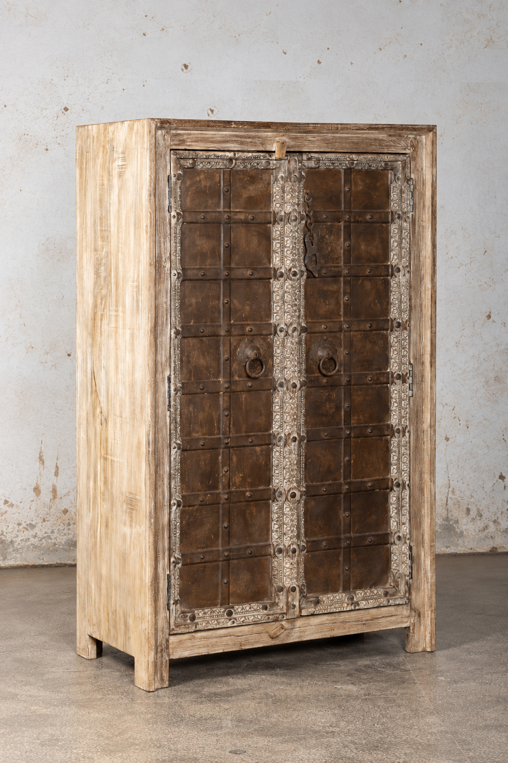 India opbergkast Mumbai met metalen deuren van gerecycled hout
