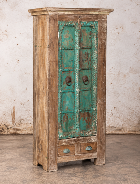 India opbergkast Mira van gerecycled hout met handgesneden deuren
