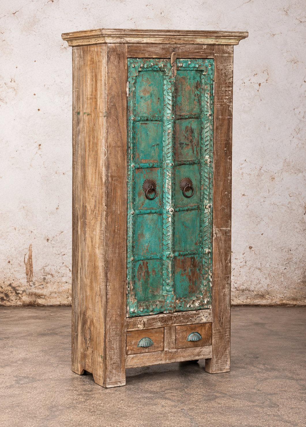 India opbergkast Mira van gerecycled hout met handgesneden deuren