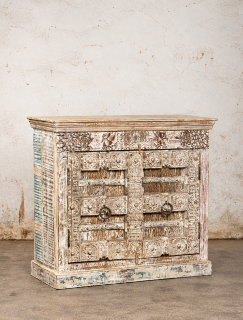 India dressoir Tavish met handgesneden deuren en verweerde afwerking