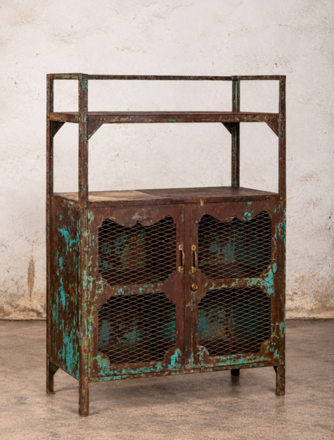 India industriële kast Vihan met metalen gaasdeuren en turquoise details