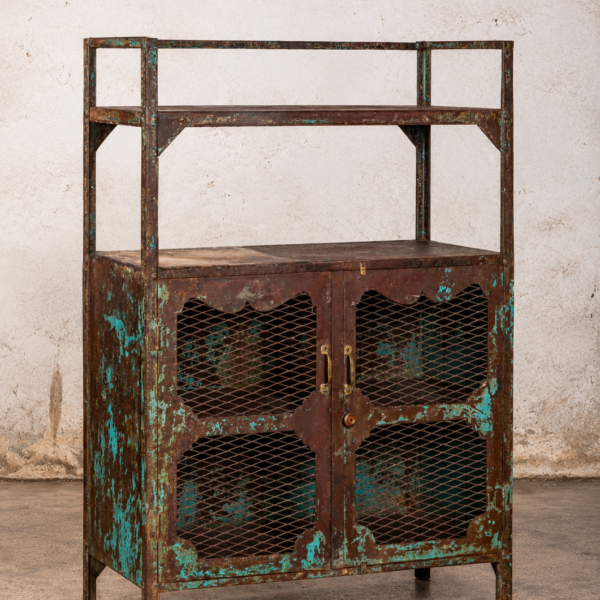 India industriële kast Vihan met metalen gaasdeuren en turquoise details