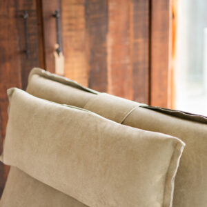 Detail van relaxfauteuil Inaya in olijfgroen Kenia leer