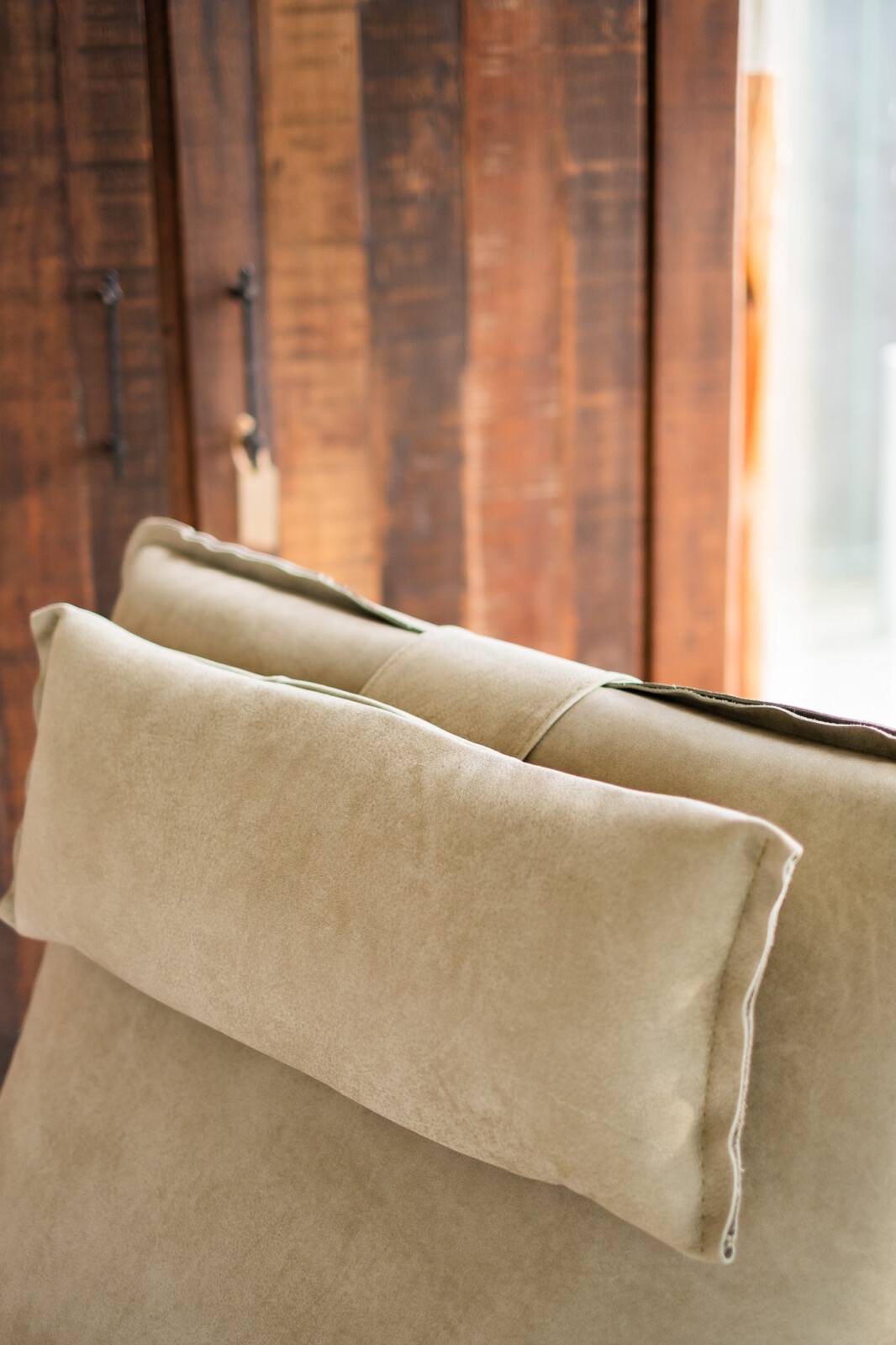 Detail van relaxfauteuil Inaya in olijfgroen Kenia leer