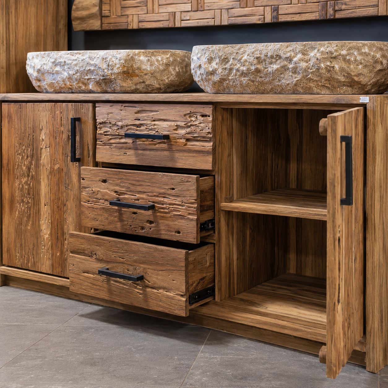 Teak badmeubel van grof teakhout 161 cm met lades en deurtjes.