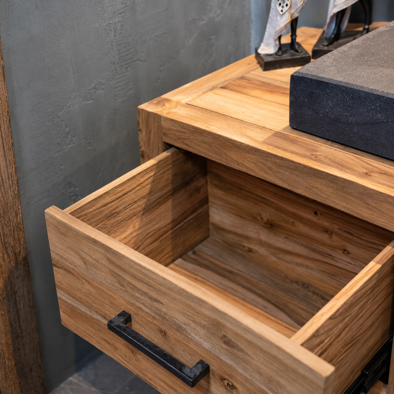 hangend teakhouten wasmeubel 150 cm met twee lades en open vak