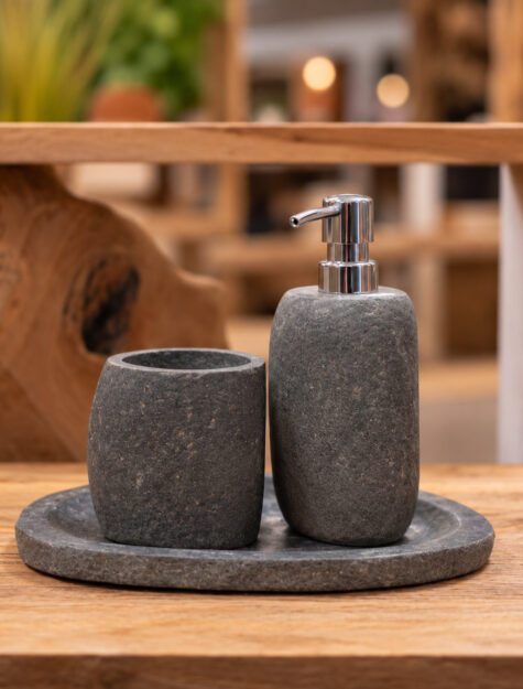 Natuurstenen badkamerset van donkergrijze riviersteen met ovaal plateau